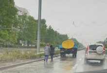 Photo of Precizările Primăriei, după ce muncitorii de la Spații Verzi ar fi fost surprinși cum „udă florile pe ploaie”. Ce făceau, de fapt, angajații?