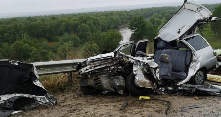 Photo of foto, video | Accident înfricoșător pe un drum din raionul Cahul. Remorca unui camion ar fi făcut zob o mașină