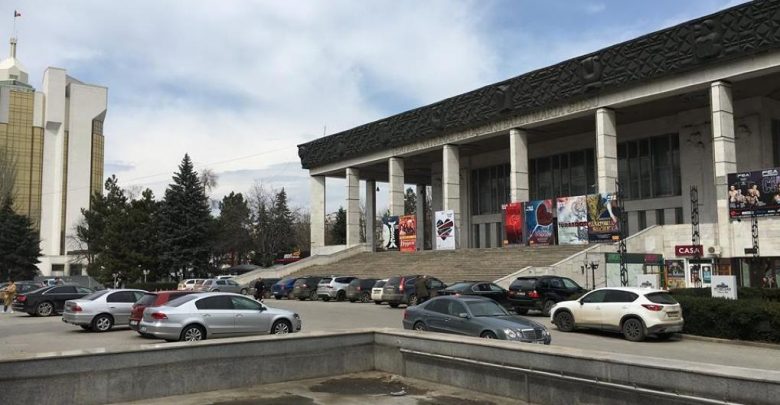 Photo of video | Gata cu parcarea în scuarul Teatrului de Operă şi Balet „Maria Bieşu”! În zonă a fost amplasată o barieră de trecere