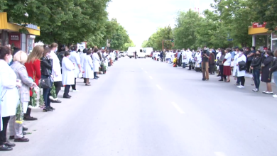 Photo of video | Medicul din Găgăuzia, răpus de COVID-19, a fost petrecut pe ultimul drum de zeci de colegi și localnici