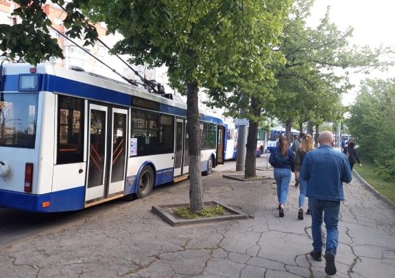 Photo of foto | Vântul puternic a rupt și o linie de troleibuz din capitală. Mai multe vehicule au rămas blocate pe o stradă