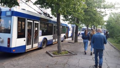 Photo of foto | Vântul puternic a rupt și o linie de troleibuz din capitală. Mai multe vehicule au rămas blocate pe o stradă