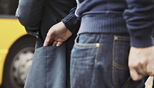 Photo of video | Fiți atenți la bunurile personale! Un bărbat a fost deposedat de telefon la o stație de troleibuz din capitală