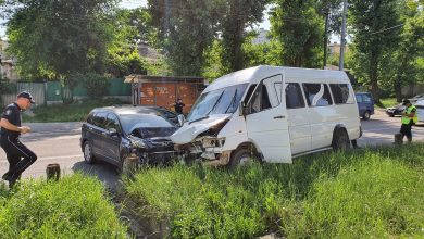 Photo of foto | Accident grav în capitală. Doi șoferi și o pasageră au fost transportați de urgență la spital