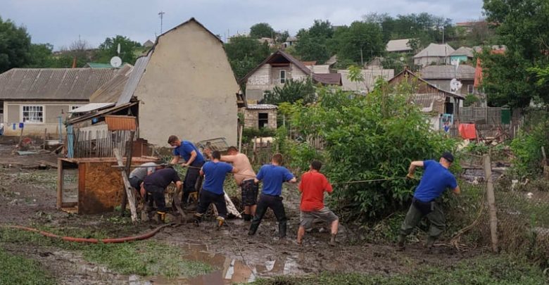 Photo of foto | Efectele devastatoare ale ploilor: Salvatorii au evacuat nămolul și au pompat apa din gospodăriile moldovenilor