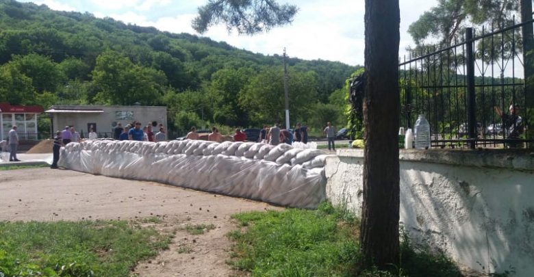Photo of foto | Salvatorii din Moldova se află în regim de alertă! În mai multe raioane din țară se întăresc sau se construiesc diguri de protecție