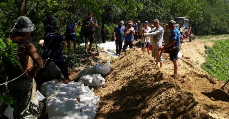 Photo of Salvatorii întăresc digurile de protecție de la sudul și centrul țării. Raioanele Anenii Noi, Căușeni și Ștefan-Vodă ar putea fi afectate de inundații