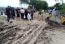 Photo of foto | Precizările IGSU referitor la inundațiile de la nordul țării: Salvatorii au adus 17 camioane de nisip și au întărit un dig de protecție în raionul Ocnița