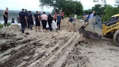 Photo of foto | Precizările IGSU referitor la inundațiile de la nordul țării: Salvatorii au adus 17 camioane de nisip și au întărit un dig de protecție în raionul Ocnița