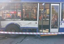 Photo of „Îmi curgea sânge din gură, din față…”. Oameni și Kilometri relatează drama trăită de pasagerii troleibuzului tamponat de Porsche la Buiucani