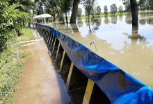 Photo of foto | La Vadul lui Vodă, apa Nistrului a ajuns la digul artificial de protecție. Salvatorii folosesc motopompele pentru a preveni inundațiile