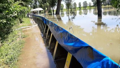 Photo of foto | La Vadul lui Vodă, apa Nistrului a ajuns la digul artificial de protecție. Salvatorii folosesc motopompele pentru a preveni inundațiile