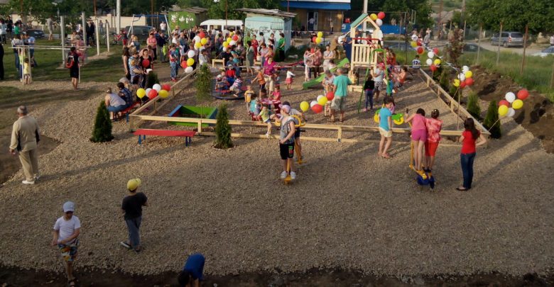 Photo of Până acum s-au depistat peste 600 de copii bolnavi de COVID-19. Chiar și așa – mulți moldoveni se îmbulzesc la terenurile de joacă