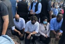Photo of foto | Premierul Canadei, în genunchi la o manifestație împotriva discriminării rasiale