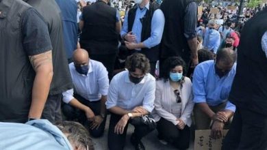 Photo of foto | Premierul Canadei, în genunchi la o manifestație împotriva discriminării rasiale