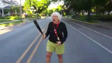 Photo of video | Cu bâta de baseball în mână, o bătrânică a încercat să oprească protestatarii din Statele Unite