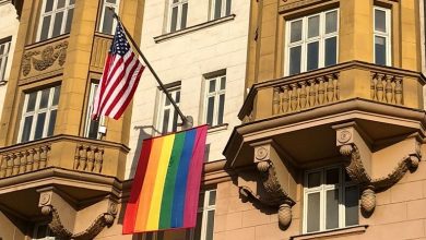 Photo of video | Ambasada SUA la Moscova a arborat steagul LGBTI în ziua când rușii sunt chemați să voteze contra căsătoriilor între homosexuali