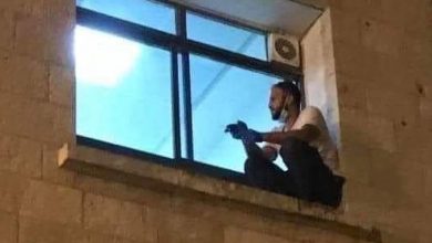 Photo of Gest emoționant la un spital cu bolnavi de coronavirus. Un bărbat a escaladat zilnic un perete ca să își vadă mama