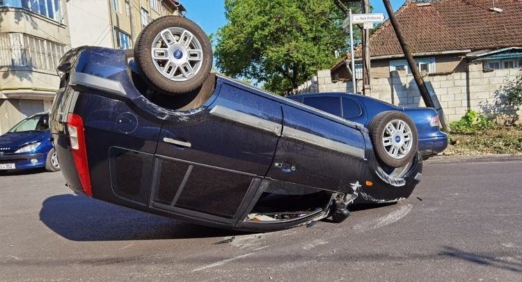 Photo of foto | Accident violent la o intersecție din capitală. Un pieton a ajuns la spital după ce o mașină s-a inversat
