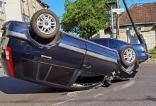 Photo of foto | Accident violent la o intersecție din capitală. Un pieton a ajuns la spital după ce o mașină s-a inversat