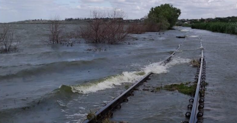 Photo of Circulația trenurilor, sistată pe o porțiune de cale ferată de la Cahul. Traseul a fost inundat