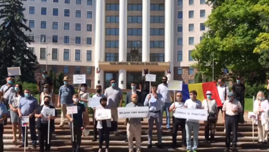 Photo of video | Protest în fața Legislativului. „Nu am scăpat de bandiții de pe stradă în anii ‘90 ca să ajungem cu ei în Parlament în 2020”
