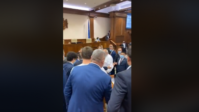 Photo of video | Imagini din timpul pauzei ședinței Parlamentului. Deputații – la un pas de a se lua la pumni