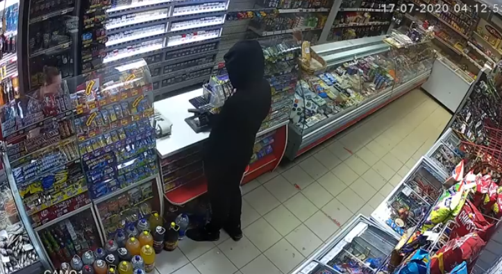 Photo of Și-a pus masca și cagula, a amenințat vânzătoare cu arma și a sustras toți banii din casa unui magazin. Bărbatul din imagini, căutat de Poliție