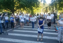 Photo of video | Protest la Guvern: Elevii cu deficiențe de auz cer asigurarea educației în limbajul semnelor. „Ei și așa sunt pedepsiți… ”