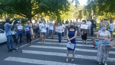 Photo of video | Protest la Guvern: Elevii cu deficiențe de auz cer asigurarea educației în limbajul semnelor. „Ei și așa sunt pedepsiți… ”