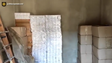 Photo of video | Și-ar fi transformat casa în depozit ilegal de țigări. 65.000 de pachete, descoperite de polițiști la un bărbat din Dubăsari