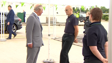 Photo of video | Angajatul unui supermarket a leșinat în fața prințului Charles. Cum a reacționat acesta?