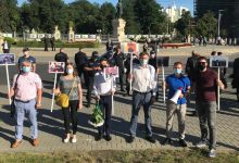 Photo of live | Proteste la monumentul lui Ștefan cel Mare. Chirtoacă: „Dodon nu este demn să depună flori”