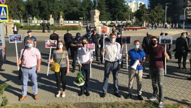 Photo of live | Proteste la monumentul lui Ștefan cel Mare. Chirtoacă: „Dodon nu este demn să depună flori”