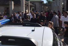 Photo of foto, video | Conflict de proporții între două familii din Edineț. Circa 100 de persoane au blocat un drum, fiind necesară intervenția mascaților
