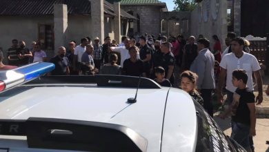 Photo of foto, video | Conflict de proporții între două familii din Edineț. Circa 100 de persoane au blocat un drum, fiind necesară intervenția mascaților