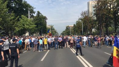 Photo of update, video | Veteranii de război au blocat bd. Ștefan cel Mare și Sfânt. Au ieșit câțiva deputați