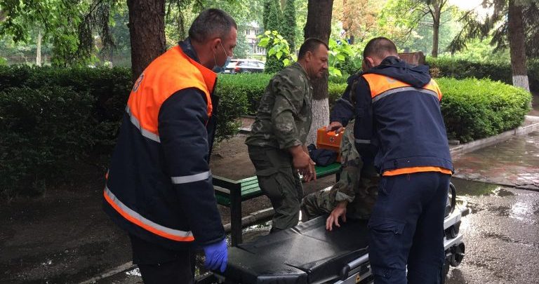 Photo of update, video | Câteva persoane au fost rănite în urma altercațiilor dintre protestatari și Poliție. Un veteran, preluat de ambulanță de la Inspectorat