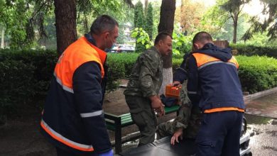 Photo of update, video | Câteva persoane au fost rănite în urma altercațiilor dintre protestatari și Poliție. Un veteran, preluat de ambulanță de la Inspectorat