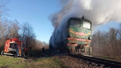 Photo of Locomotiva unui tren cu pasageri, cuprinsă de flăcări la Drochia. Oamenii s-au evacuat singuri