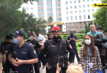 Photo of video | Scandal și afară. Mai mulți oameni protestează în fața Parlamentului