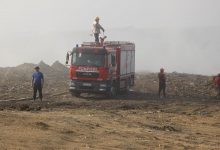 Photo of foto, video | Deja de două zile, pompierii luptă cu un incendiu din Anenii Noi. Focarele de ardere mocnesc în adâncime