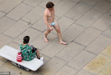 Photo of foto | S-a plimbat dezbrăcat, dar cu mască de protecție. Modul în care a fost surprins un bărbat pe străzile Londrei
