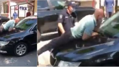 Photo of video | Vladimir Cebotari, luat pe capota unei mașini care ieșea din curtea Președinției. „Am vrut să văd dacă Gațcan e în interior”