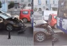 Photo of video | Impact în centrul capitalei! Capota unui automobil, deteriorată grav după tamponarea cu un troleibuz