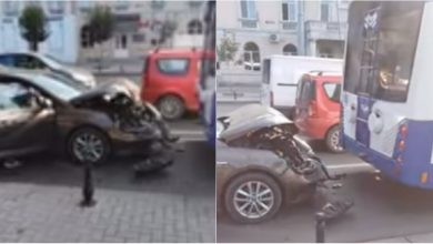 Photo of video | Impact în centrul capitalei! Capota unui automobil, deteriorată grav după tamponarea cu un troleibuz