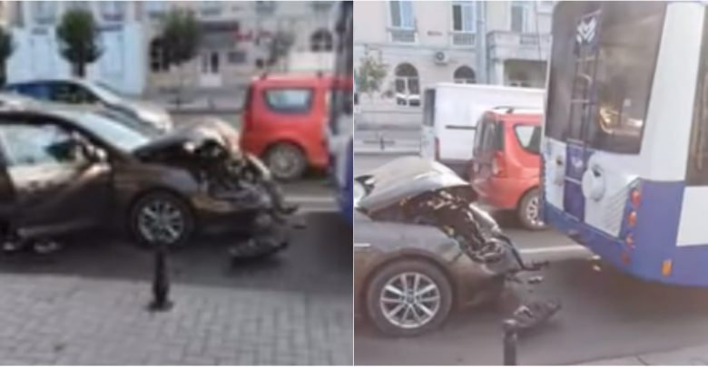 Photo of video | Impact în centrul capitalei! Capota unui automobil, deteriorată grav după tamponarea cu un troleibuz