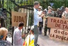 Photo of video | Protest la Condrița! Veteranii războiului de pe Nistru i-au adunat președintelui într-o pungă bani „pentru lumânări”