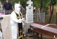 Photo of Conform tradițiilor, dar în siguranță! Un preot a oficiat slujba de înmormântare a unei persoane decedate din cauza coronavirusului în costum de protecție