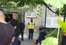 Photo of ultima oră | Un polițist ar fi fost înjunghiat la Botanica. Suspectul – împușcat în picior